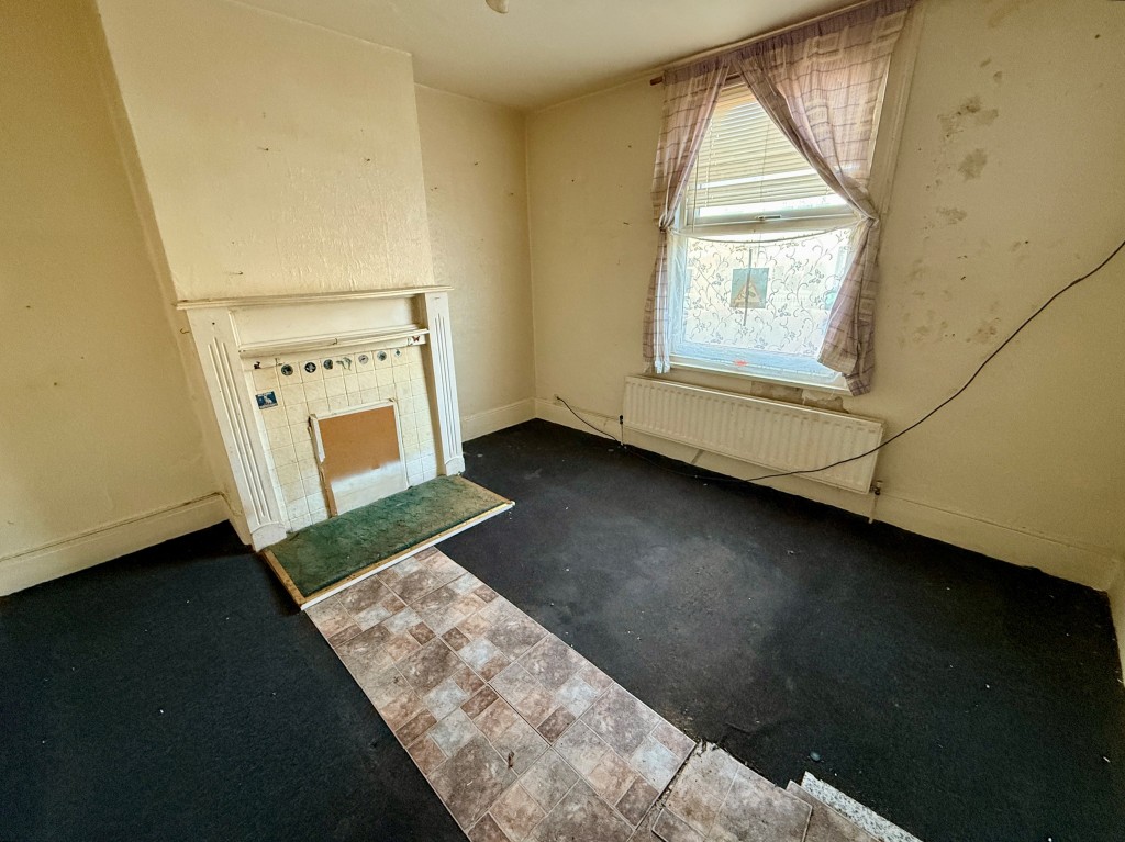 Lot: 148 - MID-TERRACE HOUSE FOR REFURBISHMENT - Living room